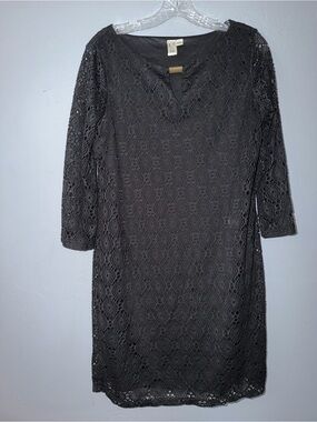 Lace Shift Dress with Scoop Neck- Black